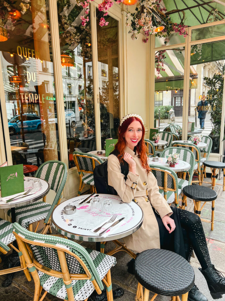 Dining in outdoor cafes in Paris 