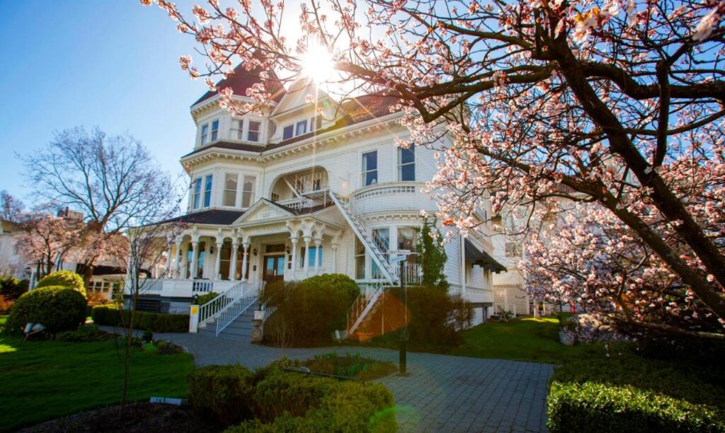 Victorian mansion bed and breakfast in Victoria BC